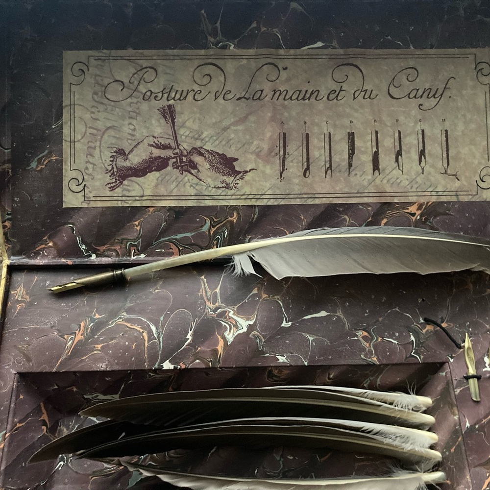 Vintage Style Box with Script Design - Picture 4 of 4